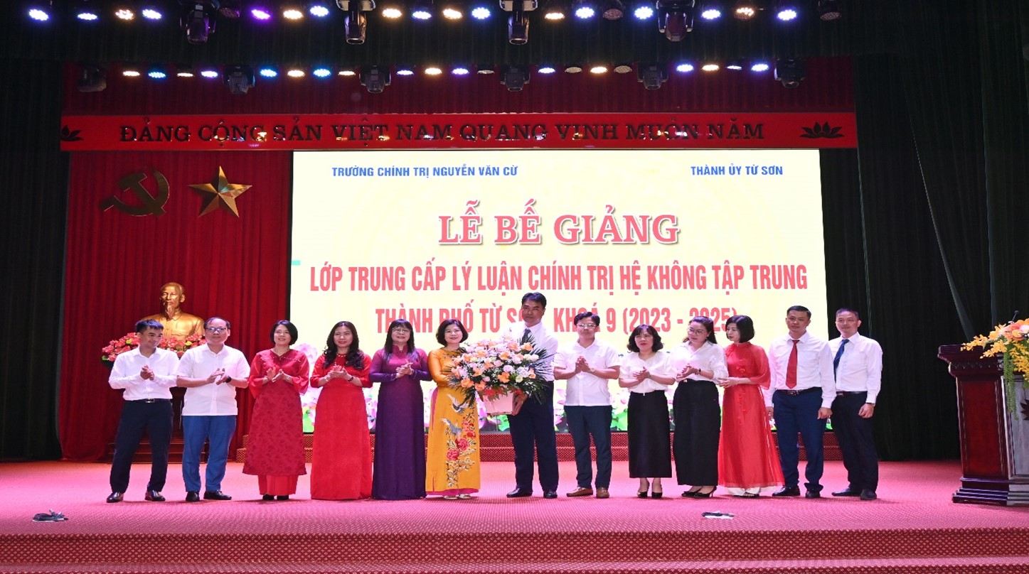 Bế giảng lớp Trung cấp lý luận chính trị hệ không tập trung Thành phố Từ Sơn, khóa 9 (2023-2025)